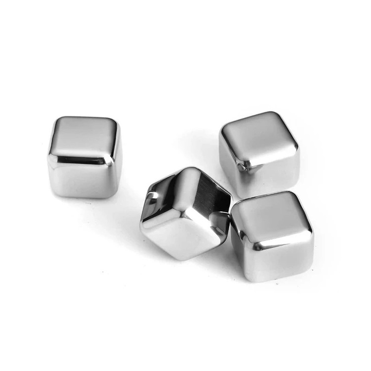 چهار مکعب یخ استیل براق قرار گرفته روی سطح سفید برای نمایش ظاهر و جزئیات