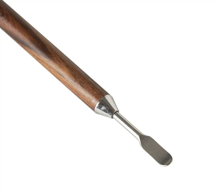 نمای نزدیک از ابزار قهوهسازی با طراحی لوکس چوبی و سری فلزی دوبل