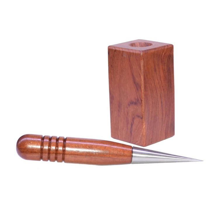 قلم آرت چوبی Gater تیرهرنگ و پایه مگنتی آن به صورت جدا از هم، قرار گرفته روی سطح سفید.