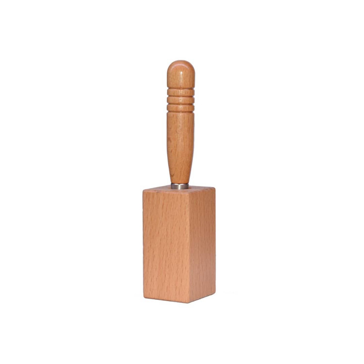 قلم آرت چوبی Gater با پایه مکعبی مگنتی در حالت ایستاده.