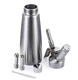 گل خامه زن استیل یک لیتری با بدنهی براق و نازل فلزی برای تهیه خامهی فرم گرفته