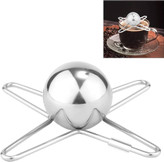 گوی یخ فلزی روی فنجان قهوه