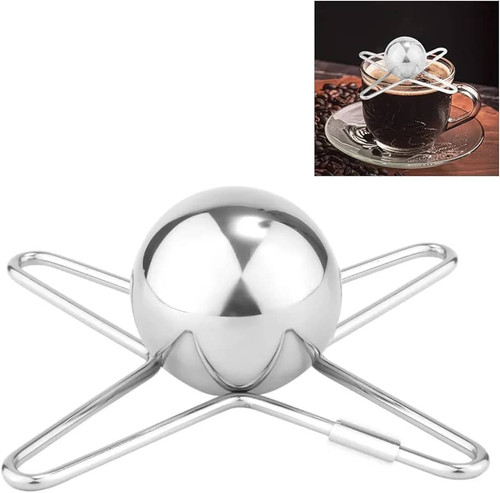 گوی یخ فلزی روی فنجان قهوه