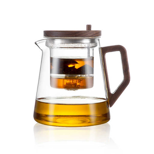 تصویر قوری شیشهای با دسته چوبی، نمای روبرو