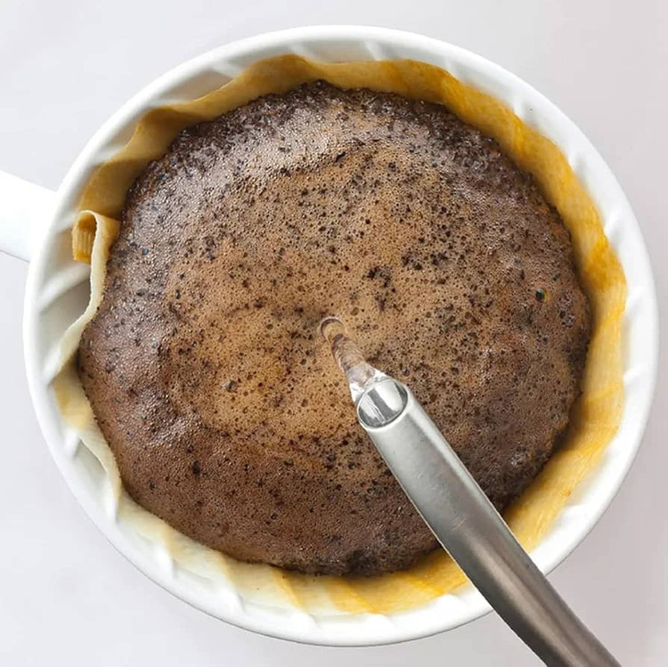 نمای بالا از قهوه در حال دمآوری با فیلتر کاغذی