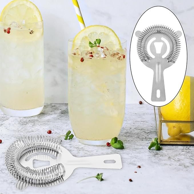 استرینر در کنار لیوان نوشیدنی خنک با لیمو و یخ
