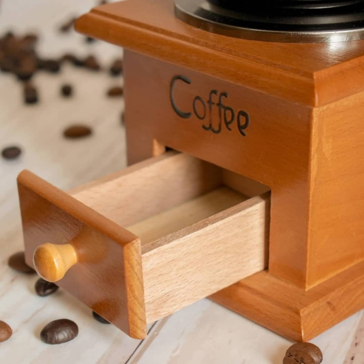 نمای نزدیک آسیاب دستی قهوه سایز بزرگ