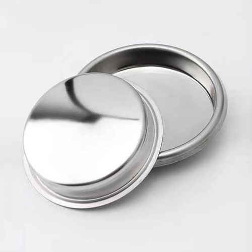 دو قطعه بسکت کور از زاویه جانبی و بالا روی زمینه سفید