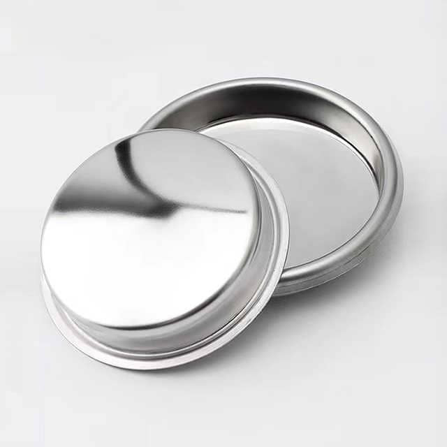 دو قطعه بسکت کور از زاویه جانبی و بالا روی زمینه سفید