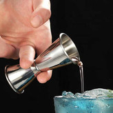 استفاده از جیجر استیل برای ریختن نوشیدنی در لیوان یخدار