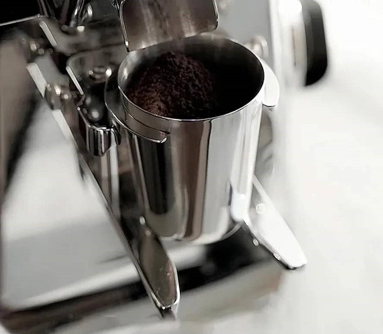 استفاده از دوزینگ کاپ هنگام آسیاب کردن قهوه در دستگاه