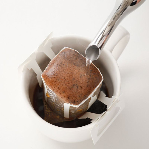 کیسه فیلتر دریپ بگ در حال دمآوری قهوه روی لیوان