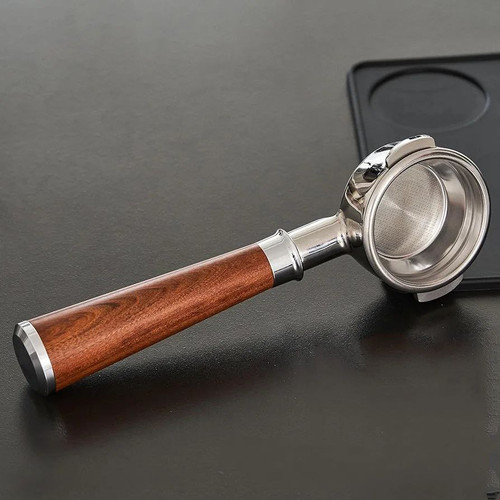 نمای نزدیک پرتافیلتر نیکد ۵۸ با دسته چوبی و فیلتر داخلی