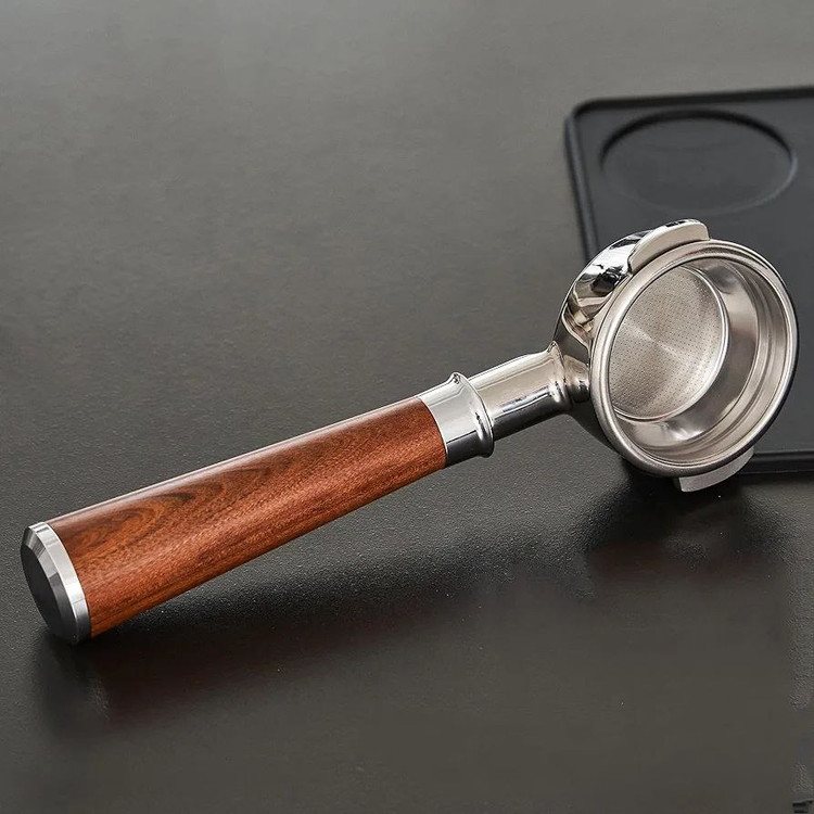 نمای نزدیک پرتافیلتر نیکد ۵۸ با دسته چوبی و فیلتر داخلی