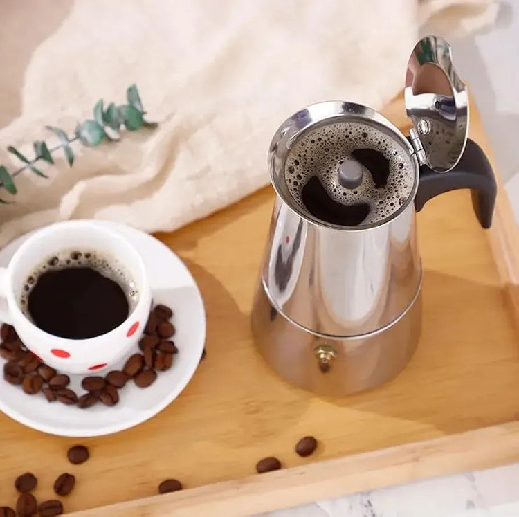 موکاپات ۴ کاپ استیل براق همراه فنجان قهوه اسپرسو و دانههای قهوه