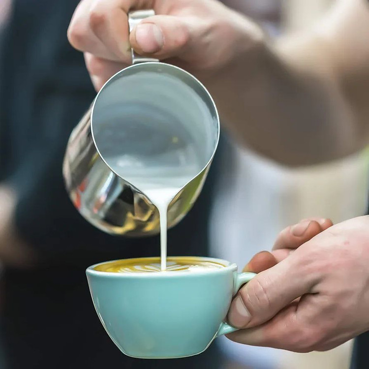ریختن شیر فومدار با پیچر استیل در فنجان قهوه