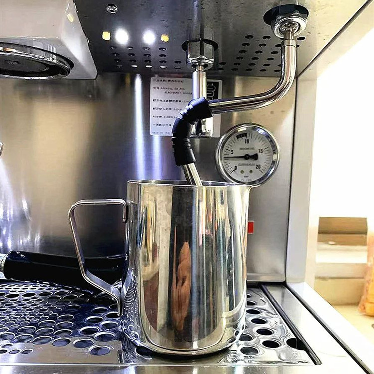 پارچ استیل زیر دستگاه اسپرسوساز، در حال استفاده