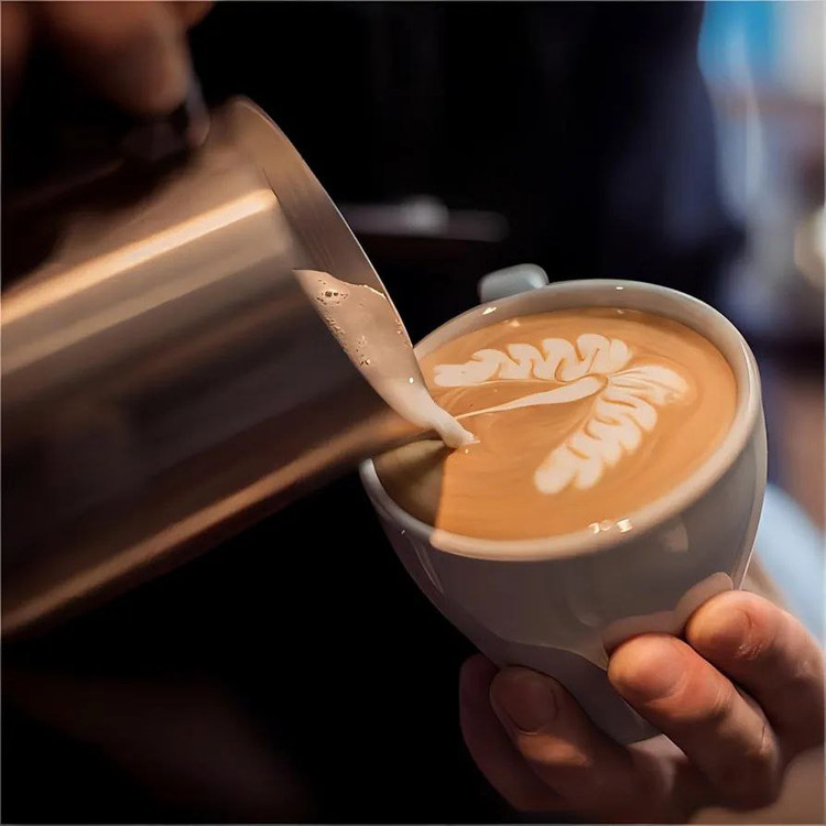 ریختن شیر کفآلود روی قهوه لاته