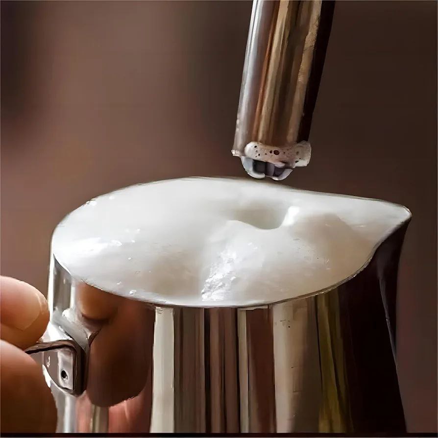 تهیه کف شیر با ابزار بخار در پارچ استیل