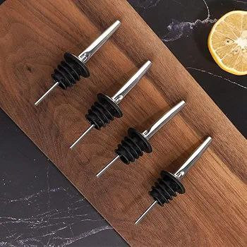 چند عدد آرامریز روی تخته چوبی کنار لیمو