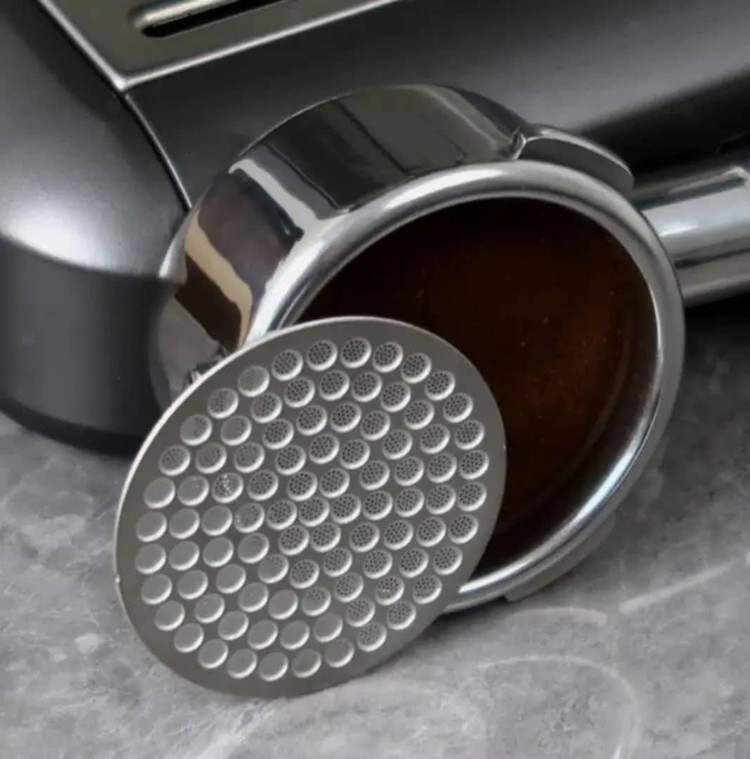 پاک اسکرین قرار داده شده در کنار پرتافیلتر اسپرسو