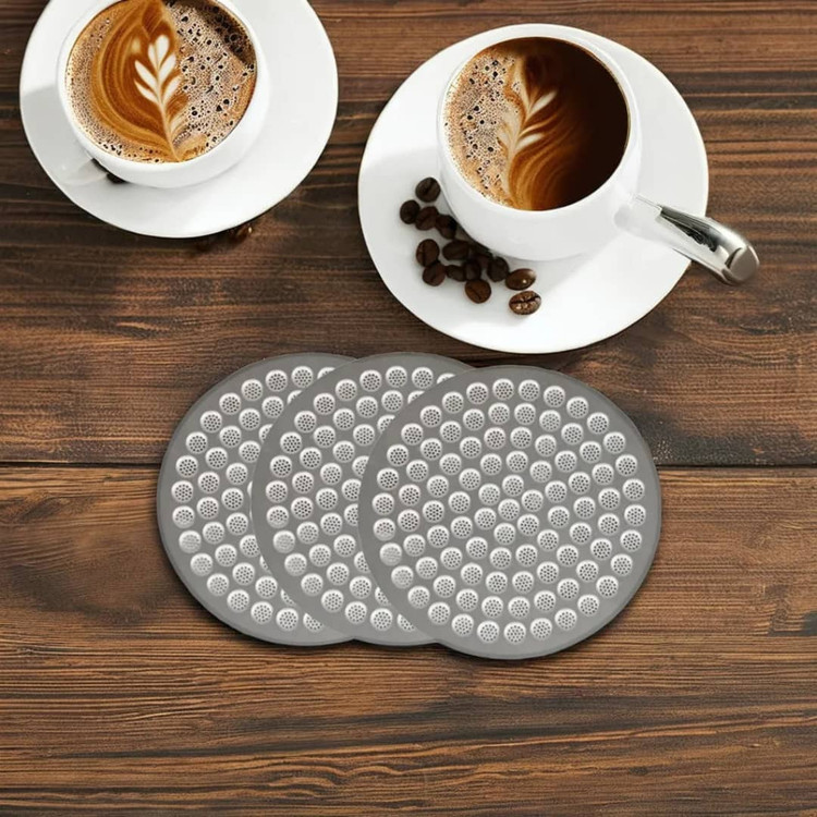 پاک اسکرین های نورم کور در کنار فنجان قهوه