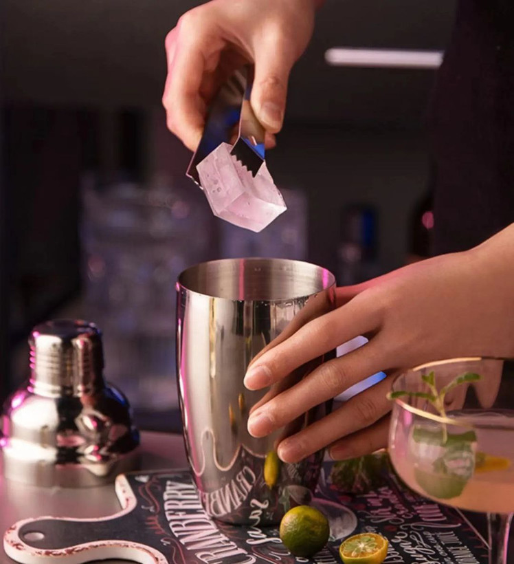 استفاده از شیکر استیل کوبلر برای افزودن یخ به نوشیدنی