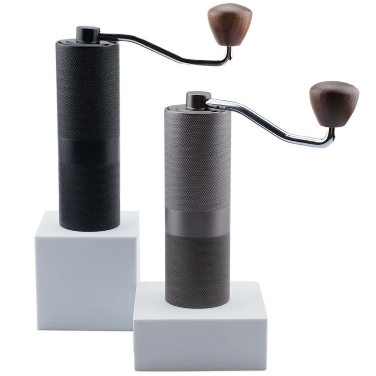 دو رنگ آسیاب قهوه حرفهای روی پایه سفید