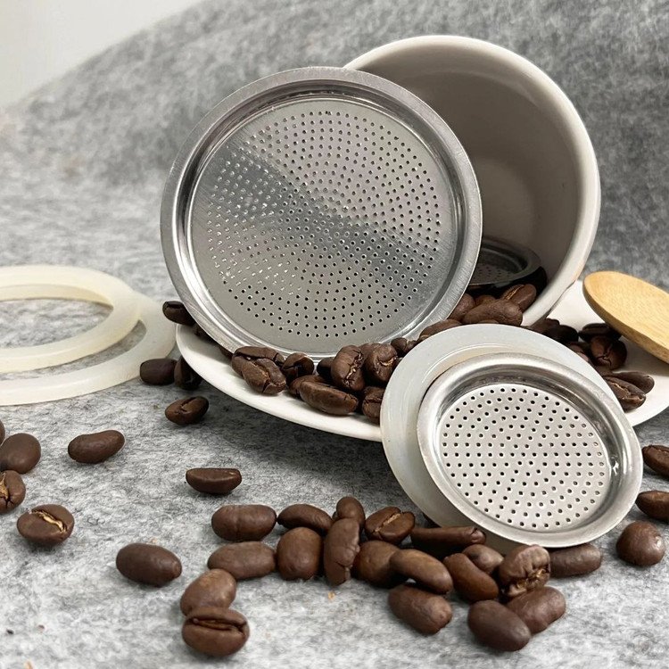 صافی استیل موکاپات در پسزمینه قهوه