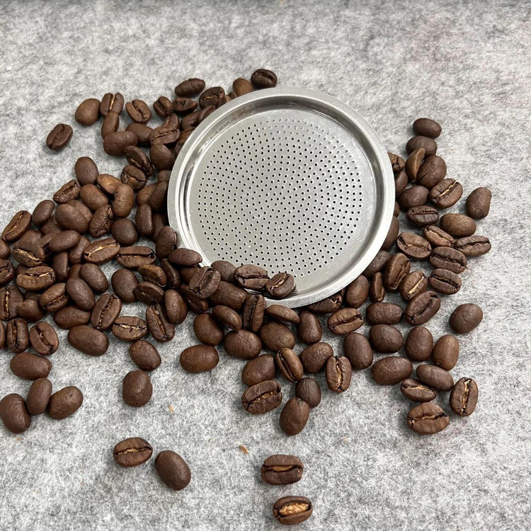 صافی قهوهساز روگازی با دانههای قهوه