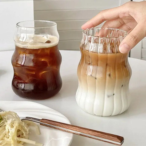 لیوان اسموتی شیشهای موجدار با نوشیدنی سرد و یخ