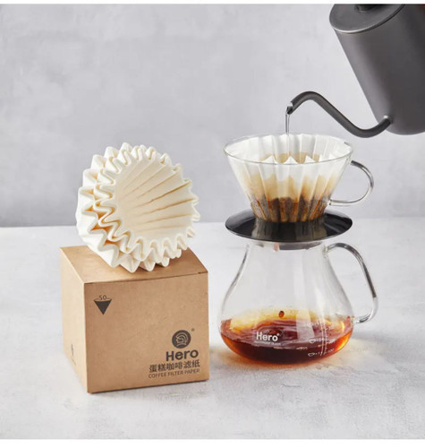 استفاده از فیلتر اوریگامی در قهوه ساز دستی همراه با قهوه تازه دم شده