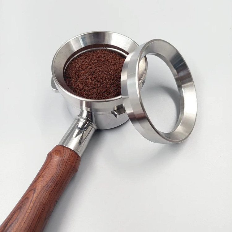 نمای نزدیک از دوزینگ فانل روی پودر قهوه