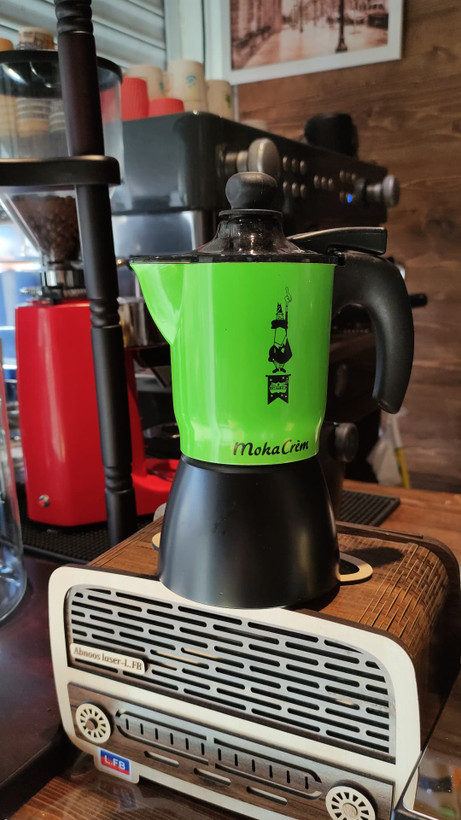 موکا کرم طرح بیالیتی سبز رنگ