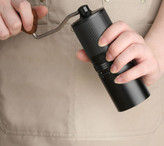 آسیاب دستی قهوه پرتابل با تیغه فلزی در حال آسیاب کردن