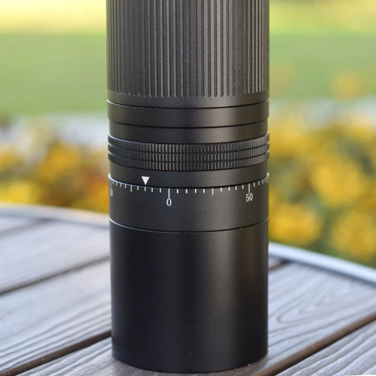 آسیاب دستی مشکی روی میز با تیغه فولادی