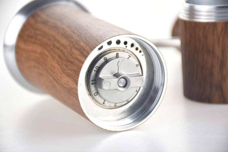 آسیاب دستی قهوه با طرح چوبی و تیغه سرامیکی قابل تنظیم