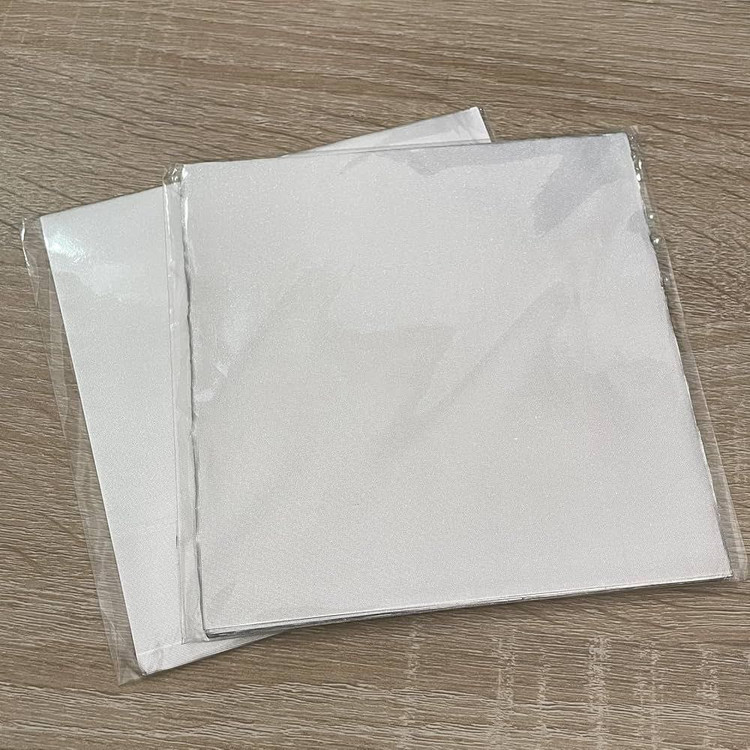 نمایش دو بسته فیلتر 40عددی سفید کمکس روی میز