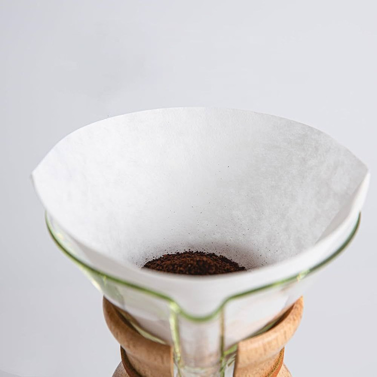 فیلتر کاغذی کمکس در دهانه کمکس و درحال دم آوری قهوه