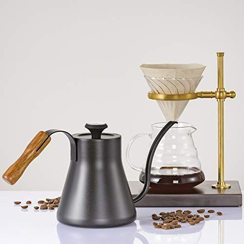 کتل مشکی مناسب دم آوری قهوه کنار وی شصت در حال سرو قهوه