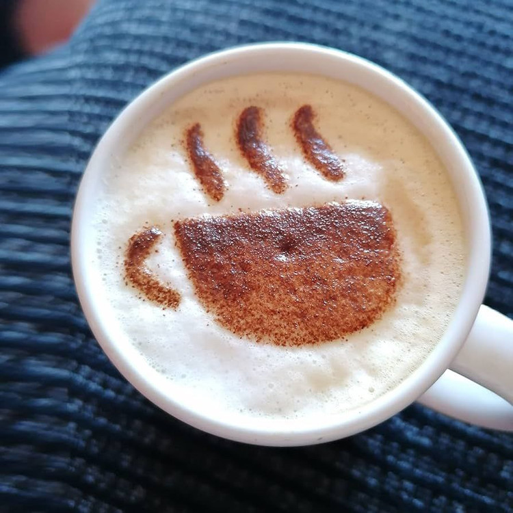 طراحی با شابلون قهوه فنجان قهوه روی کف شیر