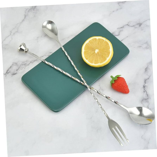 تال اسپون استیل ته گرد با تال اسپون دو سر روی دستمال سبز با سرو لیمو و توت فرنگی