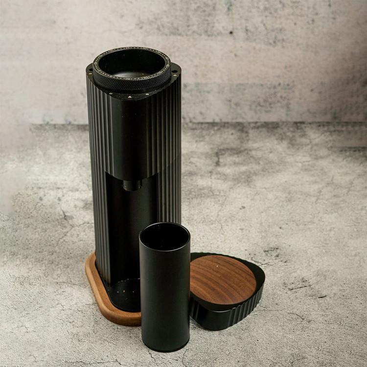 نمایش آسیاب قهوه دستی تایممور مدل X کنار مخزن استوانه قهوه