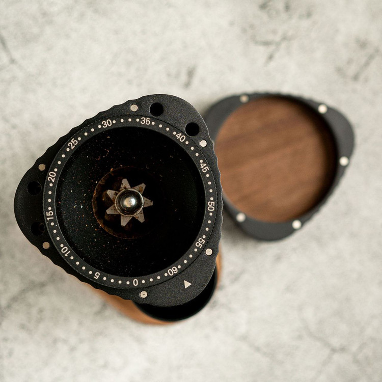 نمای جانبی درب چوبی تیغه بالا آسیاب قهوه دستی تایممور مدل X مشکی