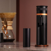 نمایش کامل آسیاب مشکی برقی در کنار دم افزار کمکس