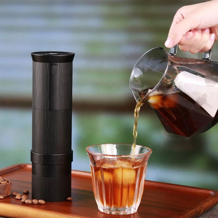 نمایش آسیاب قهوه برقی قابل تنظیم و پرتابل مدل نیو و دم آوری قهوه با سرور کنار فنجان یخ