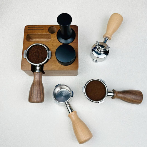 نمایش کامل 4 پرتافیلتر اسپرسوساز ۵۱ میلیمتری دوناودونی در کنار استند چوبی