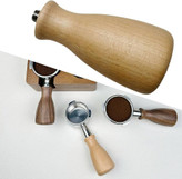 نمایش کامل 4 پرتافیلتر اسپرسوساز ۵۱ میلیمتری دوناودونی در کنار استند چوبی