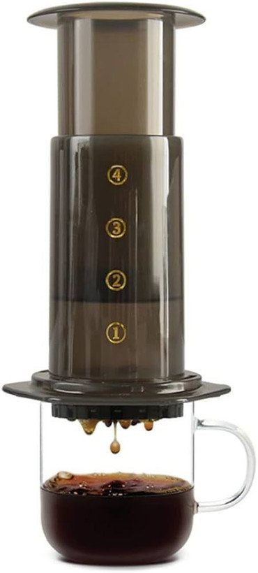 نحوه عصاره گیری ایروپرس روی فنجان قهوه