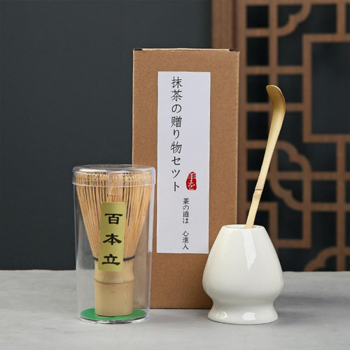 ست ابزار ماچا شامل چاسن بامبو ، چاشاکو چوبی و استند سرامیکی سفید مناسب آمادهسازی چای ماچا